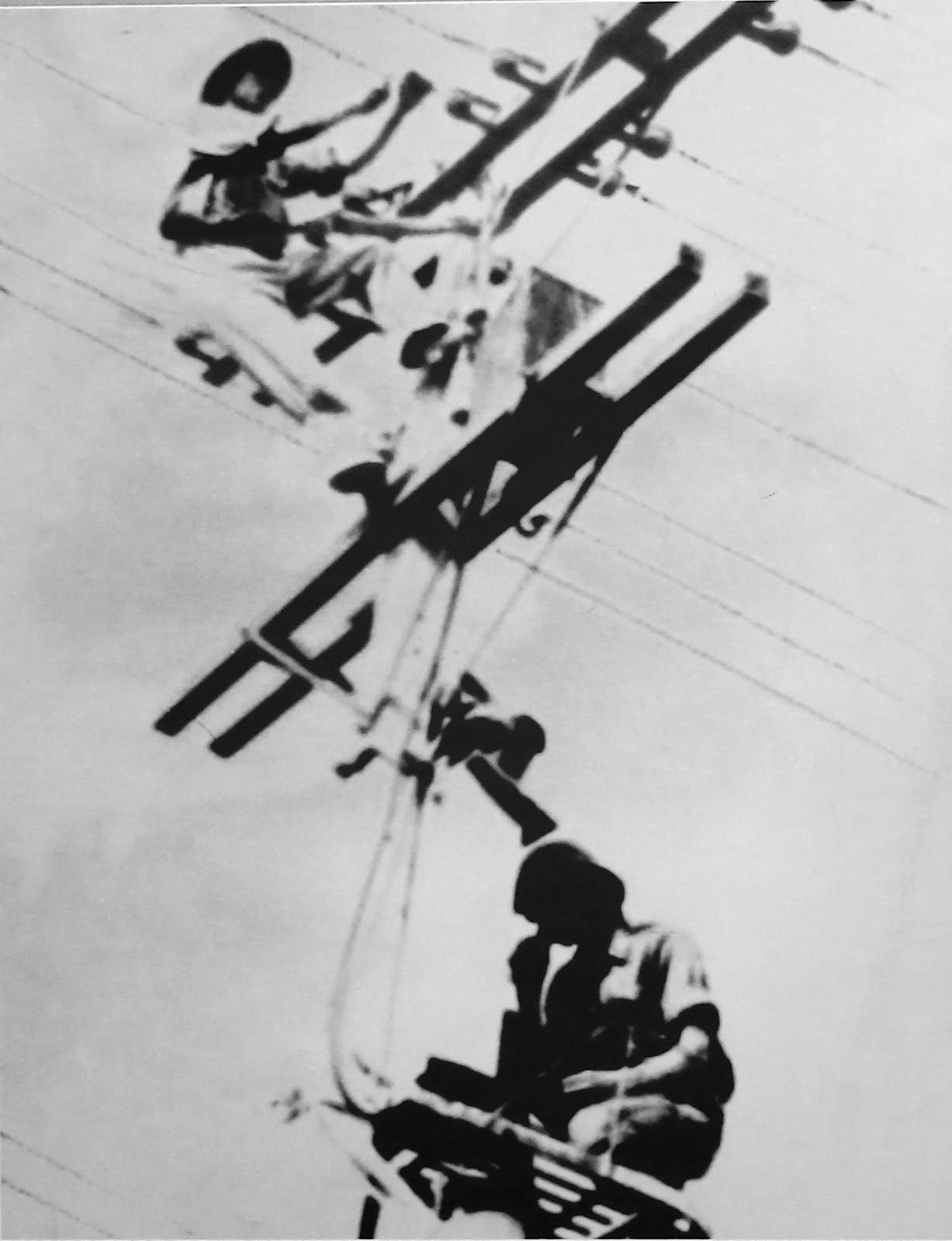 Chiến sĩ thông tin Tiểu đoàn 133 đang thi công tuyến dây trần Hà Nội - Hải Phòng, năm 1958