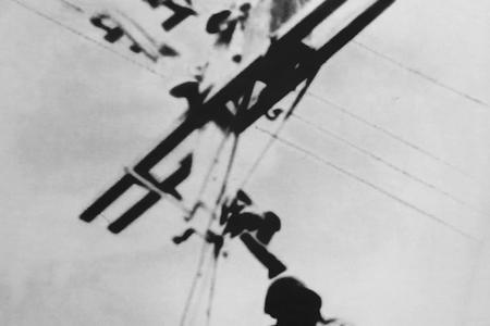 Chiến sĩ thông tin Tiểu đoàn 133 đang thi công tuyến dây trần Hà Nội - Hải Phòng, năm 1958