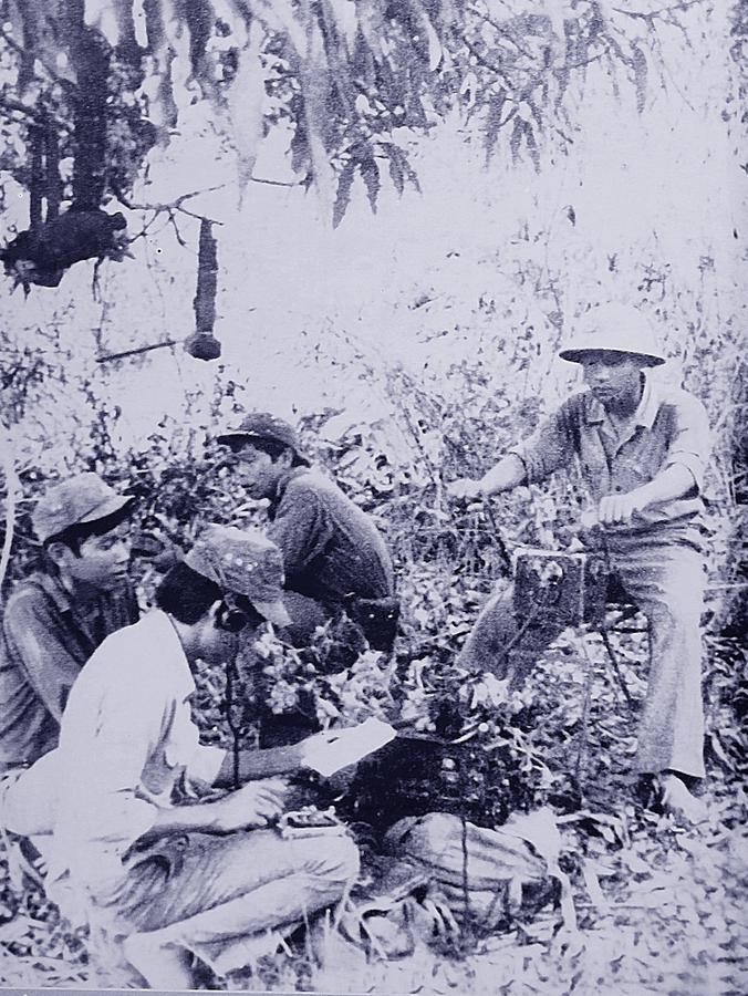 Tổ đài VTĐ sóng ngắn bảo đảm thông tin phục vụ chiến đấu tại biên giới Tây Nam, năm 1979