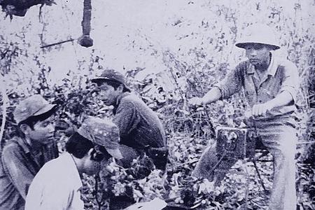 Tổ đài VTĐ sóng ngắn bảo đảm thông tin phục vụ chiến đấu tại biên giới Tây Nam, năm 1979