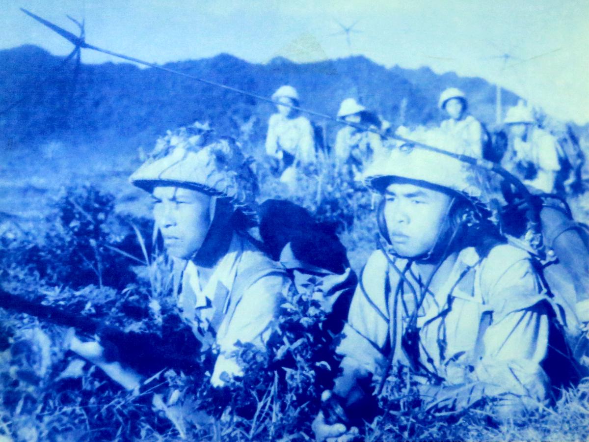 Các chiến sĩ Tiểu đội TTLL Ngọc Ngữ thuộc Đại đội 18, Trung đoàn 19, đơn vị đạt loại giỏi trong Hội thao, năm 1961