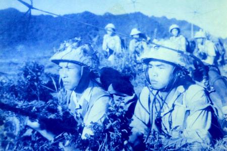 Các chiến sĩ Tiểu đội TTLL Ngọc Ngữ thuộc Đại đội 18, Trung đoàn 19, đơn vị đạt loại giỏi trong Hội thao, năm 1961