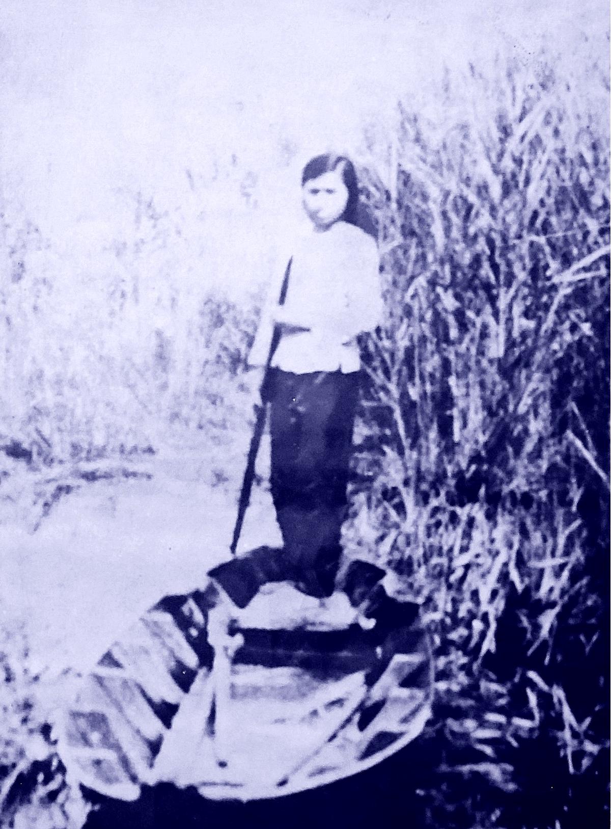 Nữ chiến sĩ giao liên chiến trường B2 chuyển công văn, tài liệu bằng thuyền trên kênh, rạch trong những năm chống Mỹ