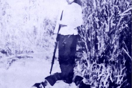 Nữ chiến sĩ giao liên chiến trường B2 chuyển công văn, tài liệu bằng thuyền trên kênh, rạch trong những năm chống Mỹ