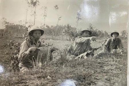 Chiến sĩ Trung đoàn 134 luyện tập thực hành bảo đảm thông tin phục vụ chiến đấu, năm 1979